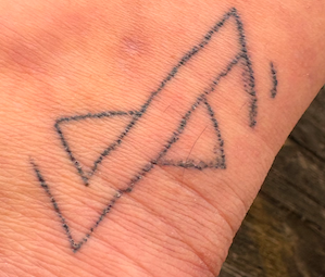Réalisation de tatouage hand-poke 5